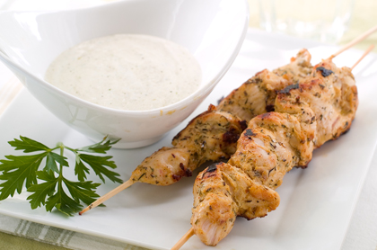 Kycklingspett med citron- och örtsås
