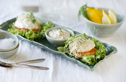 Laxburgare och kvargromsås på salladsblad