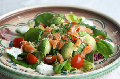 Avokadosallad med kallrökt lax och kvargdressing